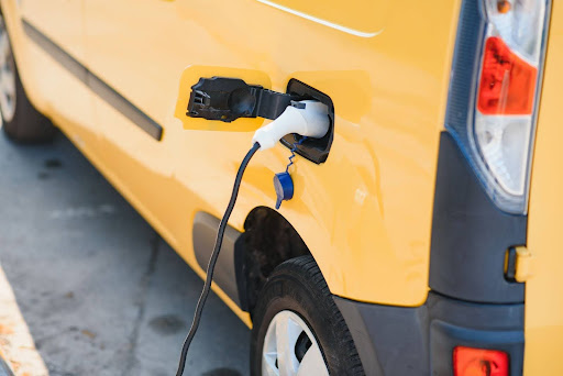 Carro elétrico sendo abastecido