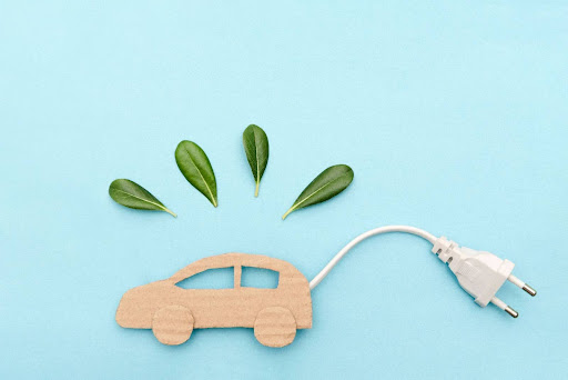 desenho de carro com tomada e algumas folhas verdes