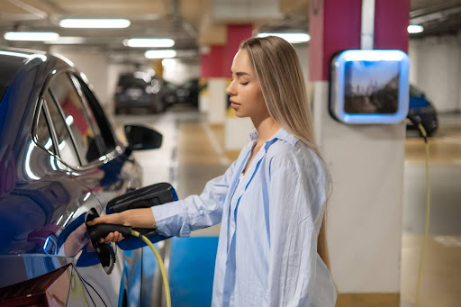 Mulher abastecendo carro em estacionamento