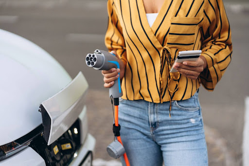 Mulher com carregador portátil carro